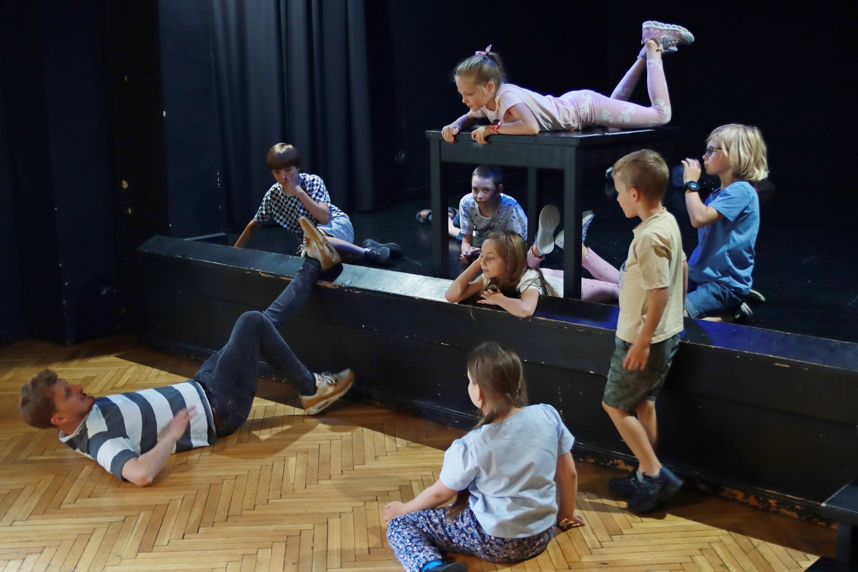 Obraz dla galerii: 3.07.2023 warsztaty teatralne z Adamem Serowańcem CZARNA SALA - Fot. Mirosław Wiśniewski