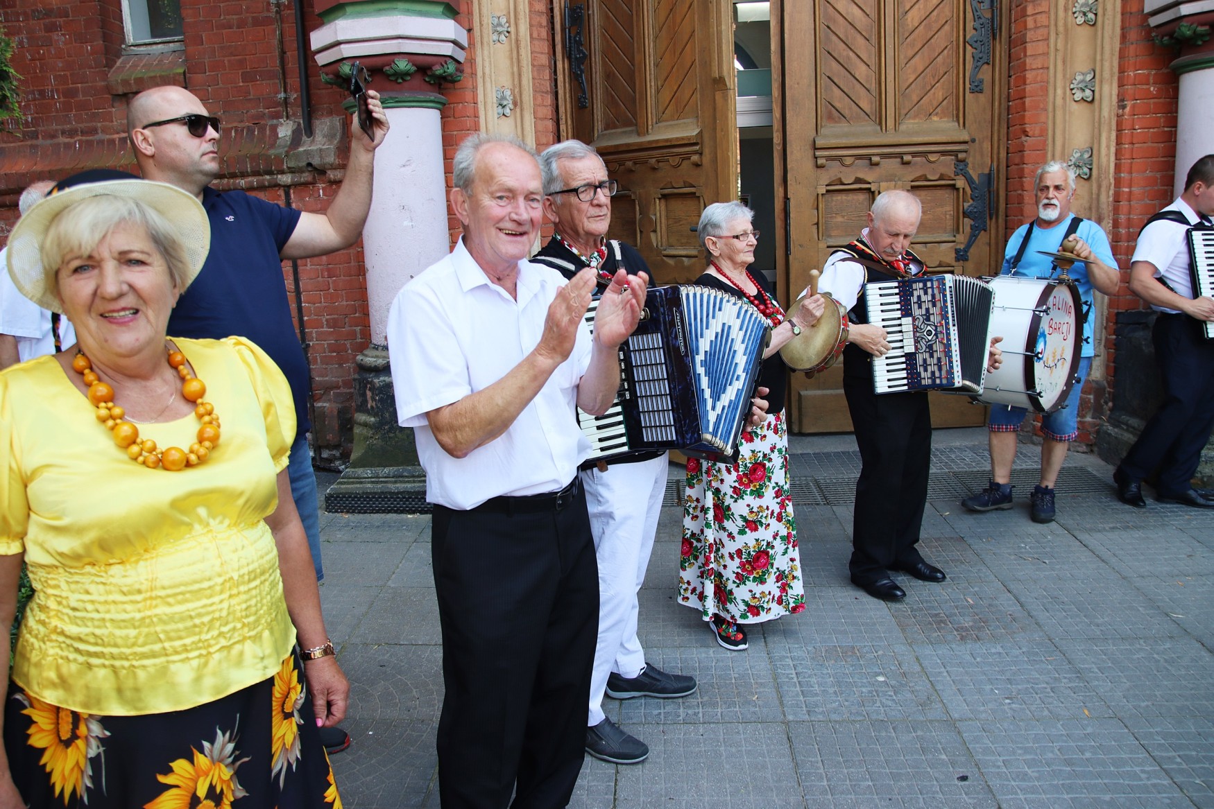 Obraz dla galerii: 7.07.2023 powitanie przed budynkiem KCK, Folklor i Biesiada, Fot. Mirosław Wiśniewski
