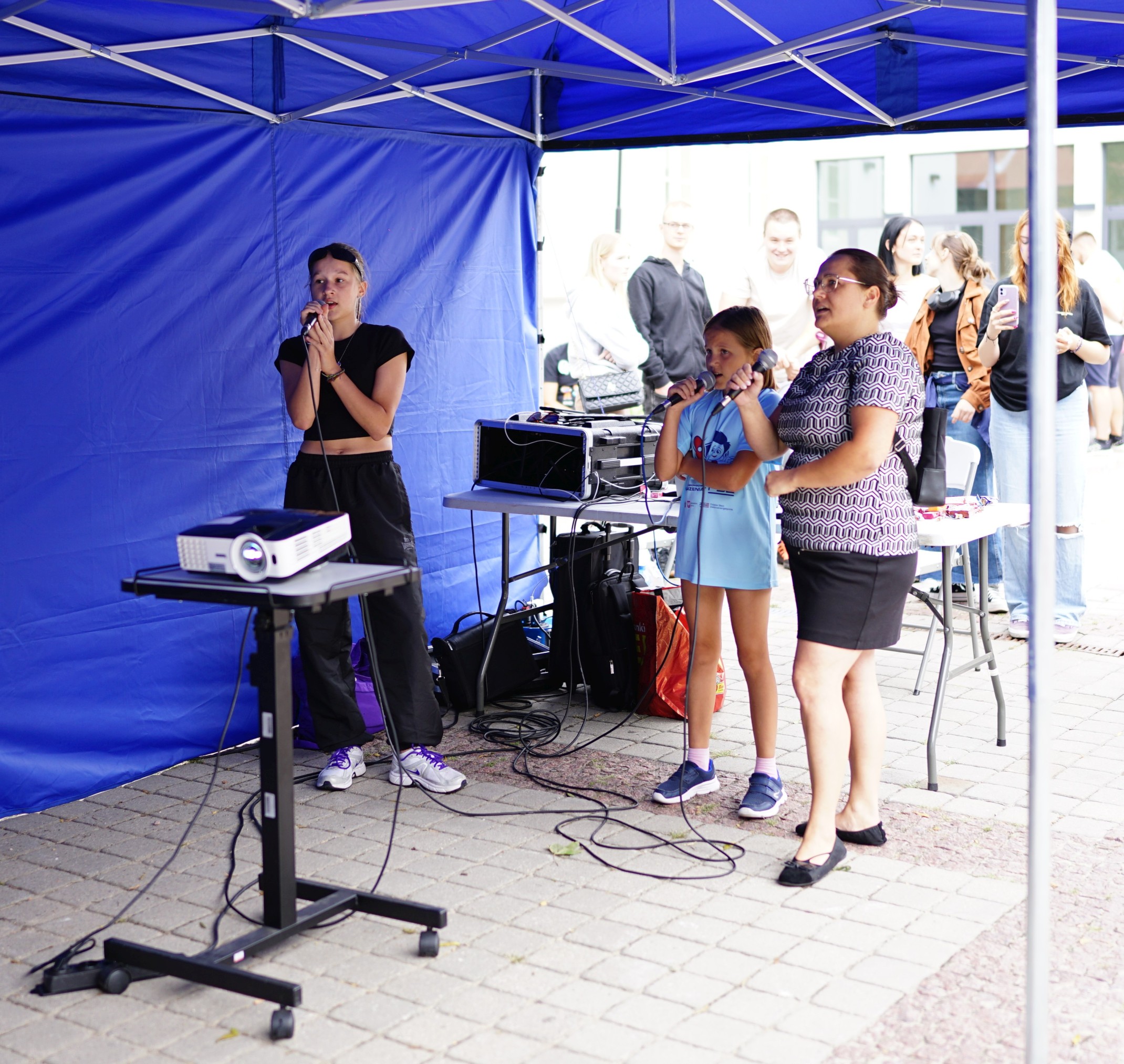 Obraz dla galerii: 28.08.2023 Karaoke z Art-Voice - Fot. Elżbieta Zielińska