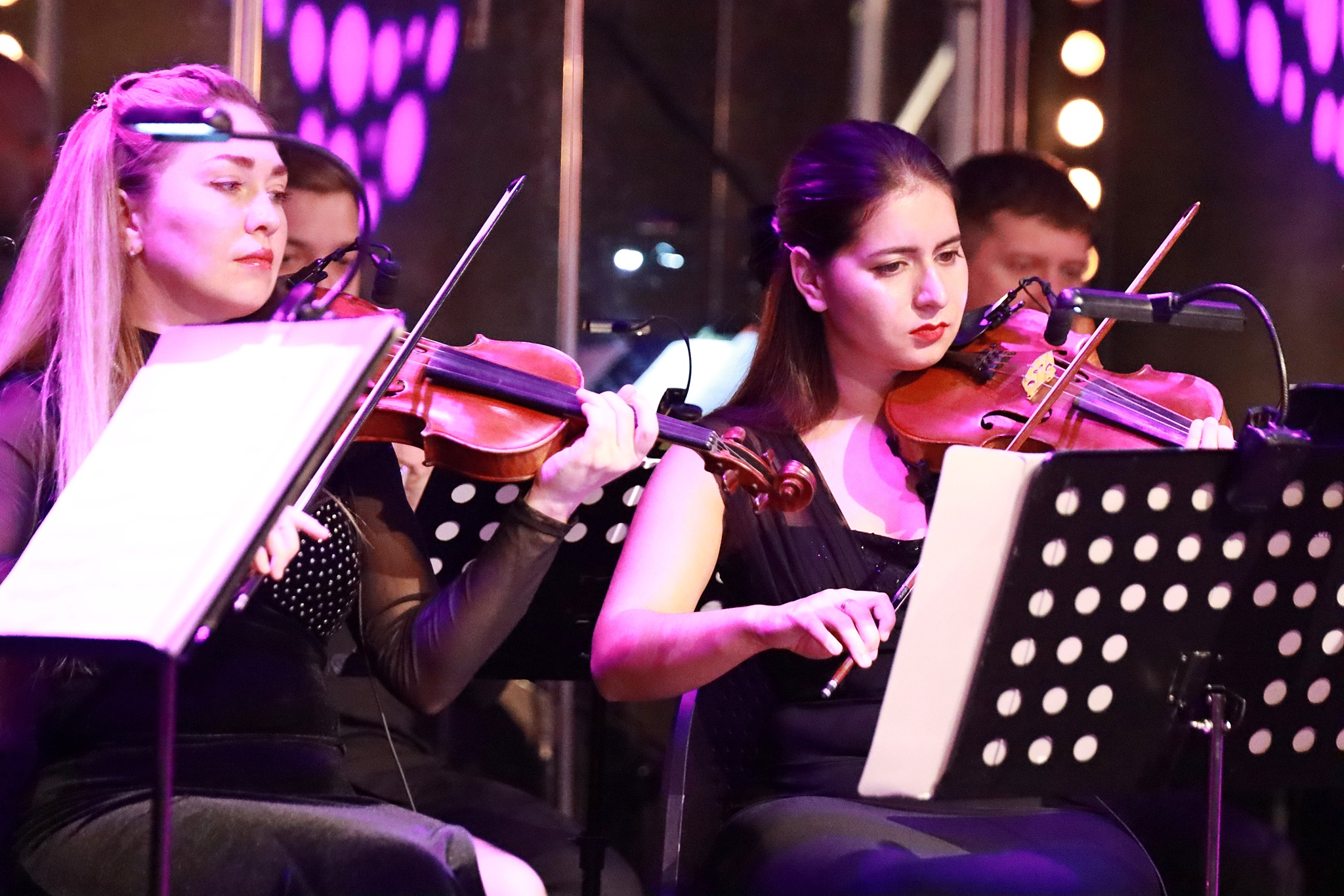 Obraz dla galerii: 06.112024 Pod dachami Paryża - koncert Grand Orkiestry z Odessy - Fot. Mirosław Wiśniewski