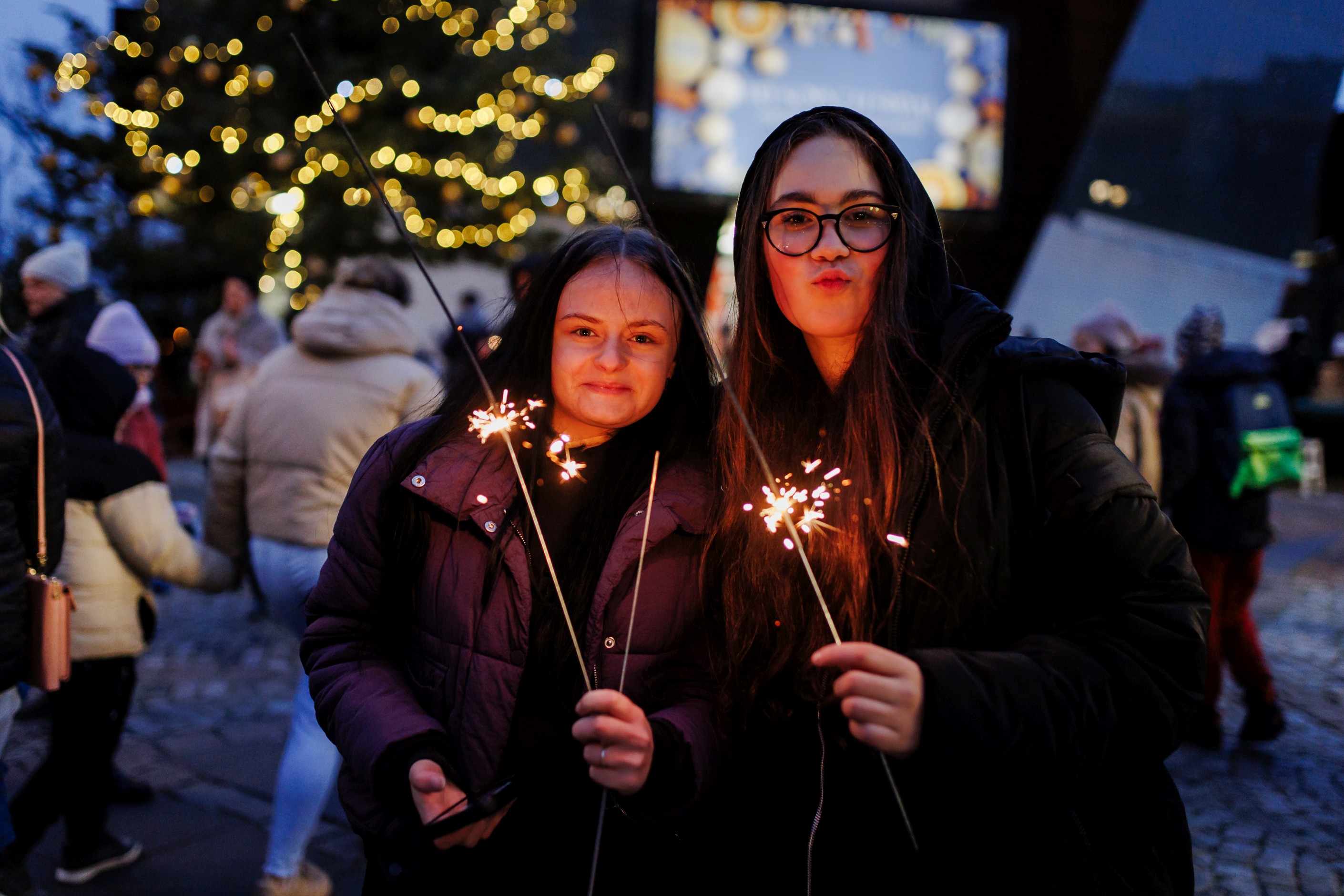 Obraz dla galerii: 06.12.2024 Jarmark Bożonarodzeniowy - otwarcie, stoiska handlowe, warsztaty wyrabiania lizaków - Fot. Karolina Mrówczyńska