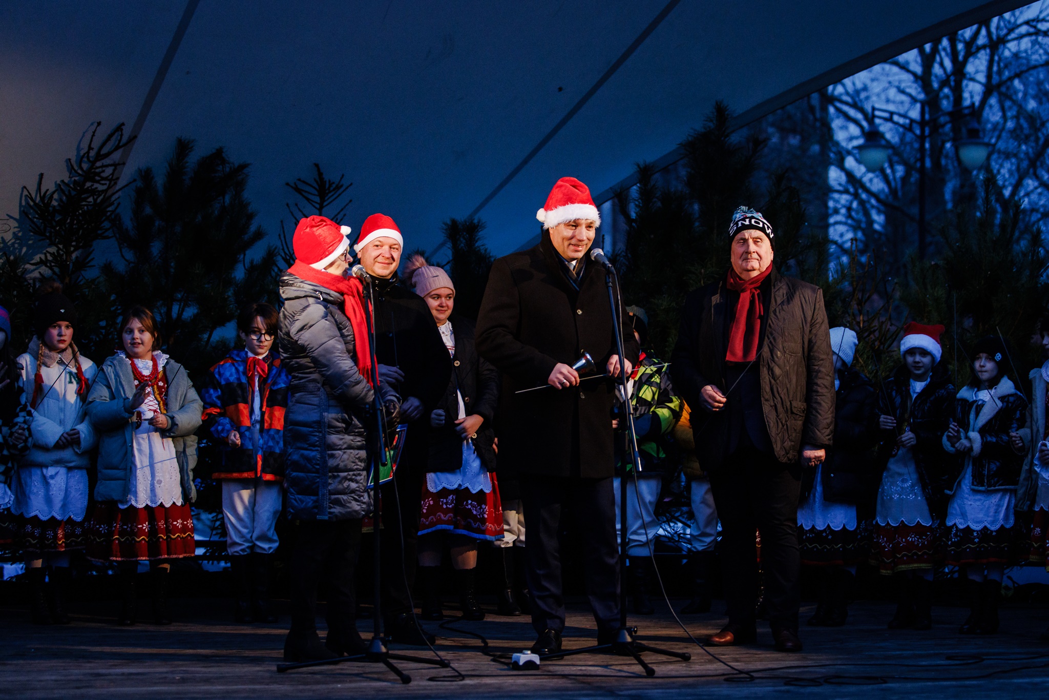 Obraz dla galerii: 06.12.2024 Jarmark Bożonarodzeniowy - początek, zapalenie choinki, rozdawanie słodyczy, karuzela - Fot. Karolina Mrówczyńska