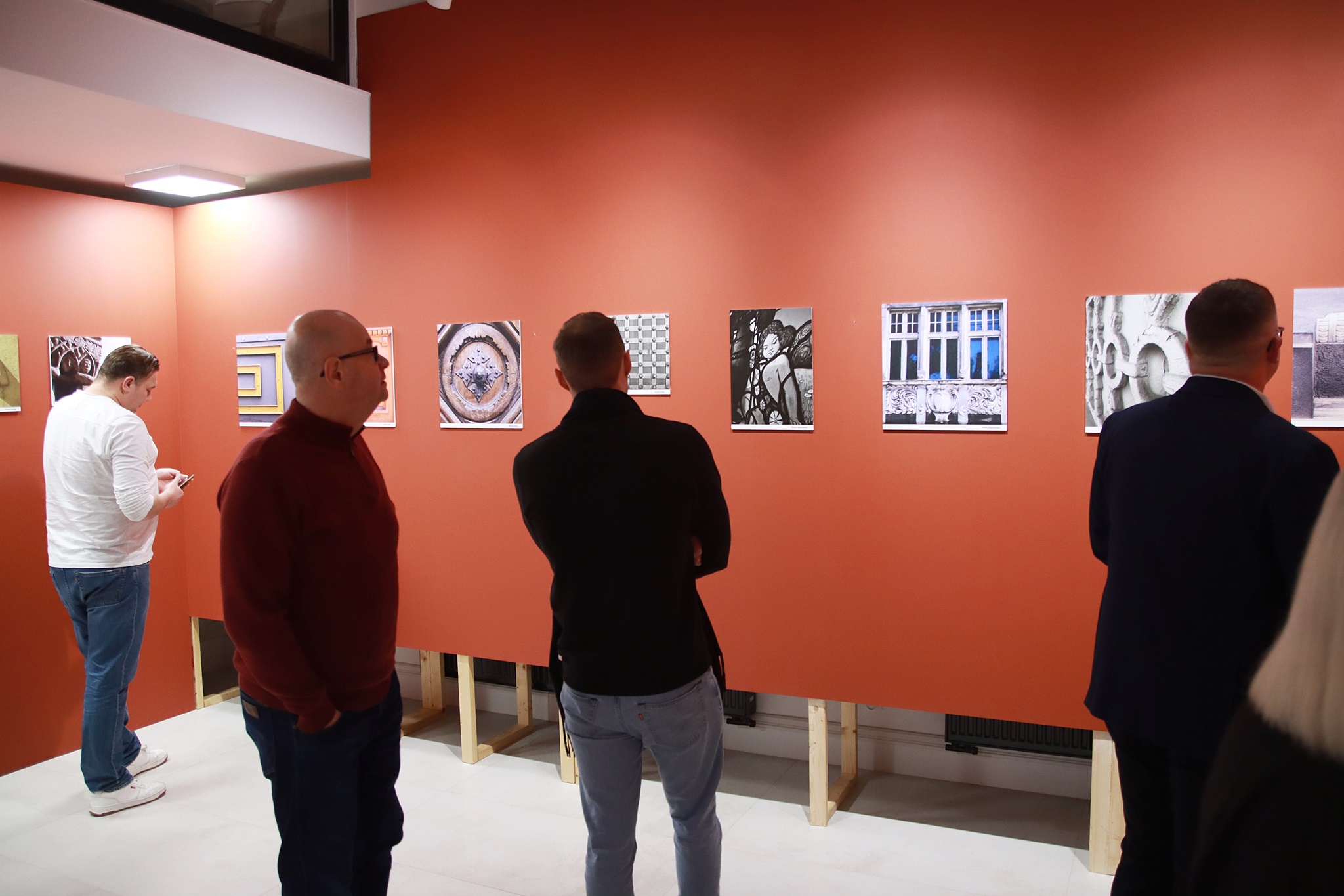 Obraz dla galerii: 09.12.2024 Detal w architekturze. Wernisaż wystawy podsumowującej konkurs fotograficzny - Fot. Mirosław Wiśniewski