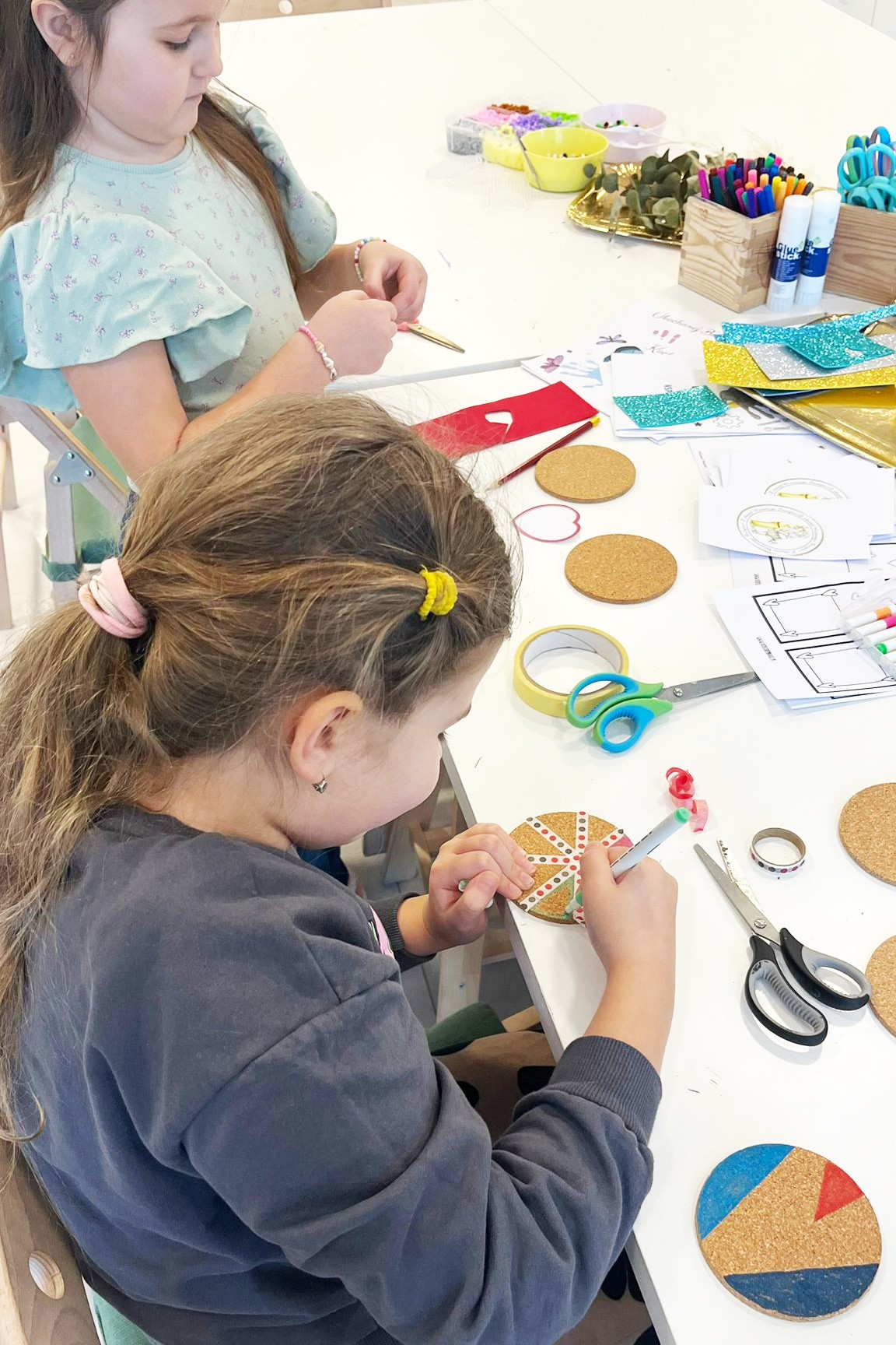 Obraz dla galerii: 20.01.2026 Ferie w KCK - Ogród Możliwości - Podkładki pod kubki - fot. Joanna Lorek