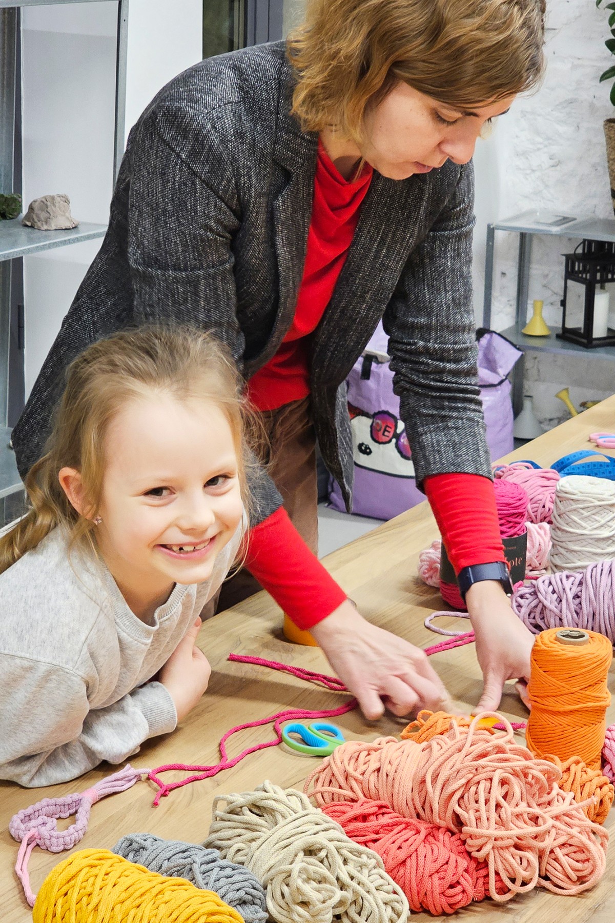 Obraz dla galerii: 11.02.2026 Serce z makramy - warsztaty dla dzieci - fot. Karolina Studzińska