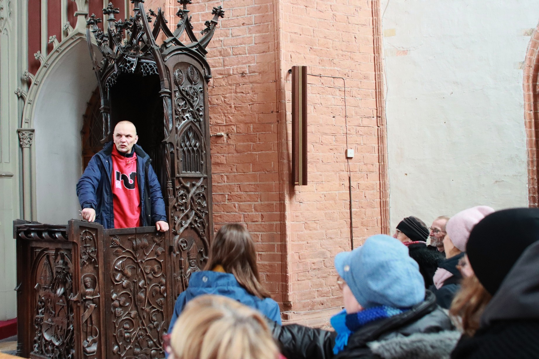 Obraz dla galerii: 21.02.2026 Międzynarodowy Dzień Przewodnika Turystycznego, zwiedzanie katedry - Fot. Mirosław Wiśniewski