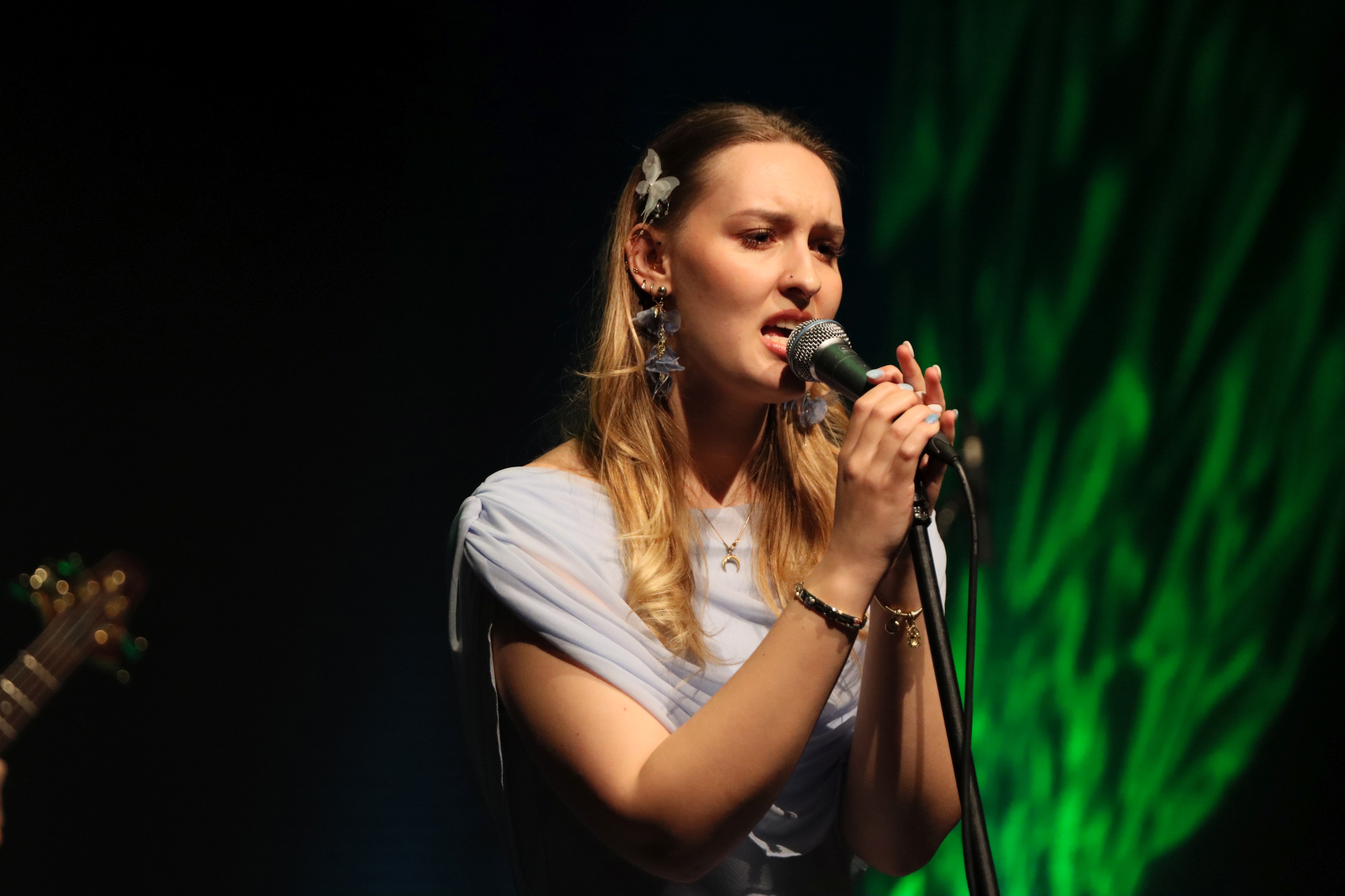 Obraz dla galerii: 26.03.2026 Recital Malwiny Kopij - Z cyklu Z artystą przy kawie - fot. Karolina Studzińska